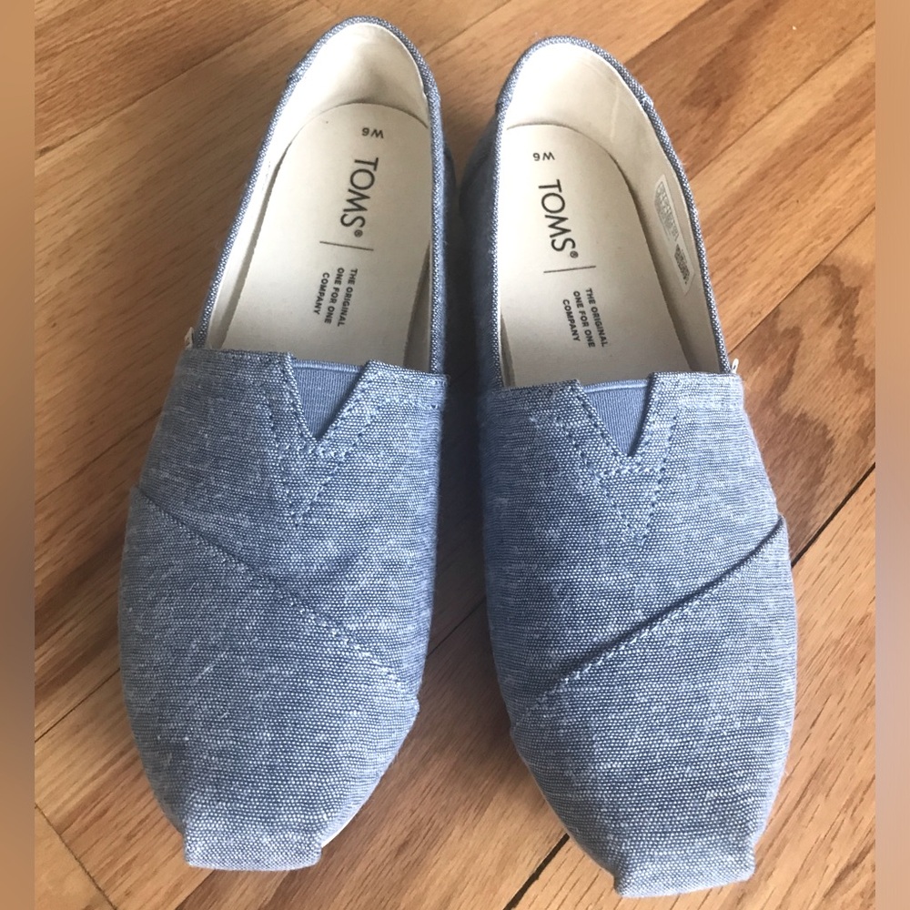 TOMS size 6 women’s shoes in chambray blue, excellent used condition